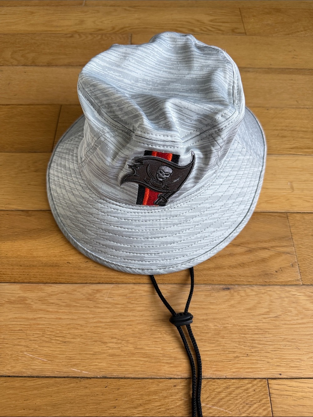 Tampa bay buccaneers new era Light Gray Bucket Hat with Skull Flag and Stripe